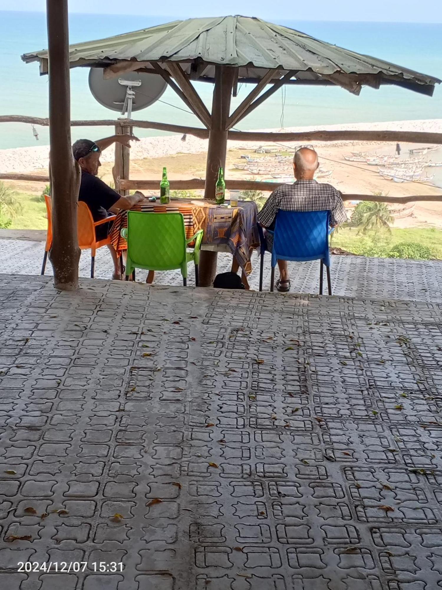 Abuesi Beach Resort セコンディ・タコラディ エクステリア 写真